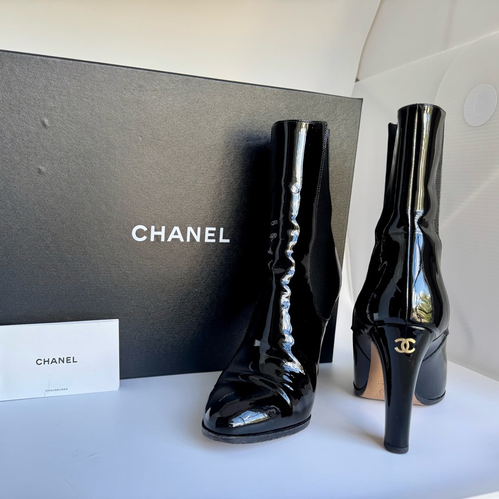 CHANEL Black Patent Leather Interlocking CC Logo Boots